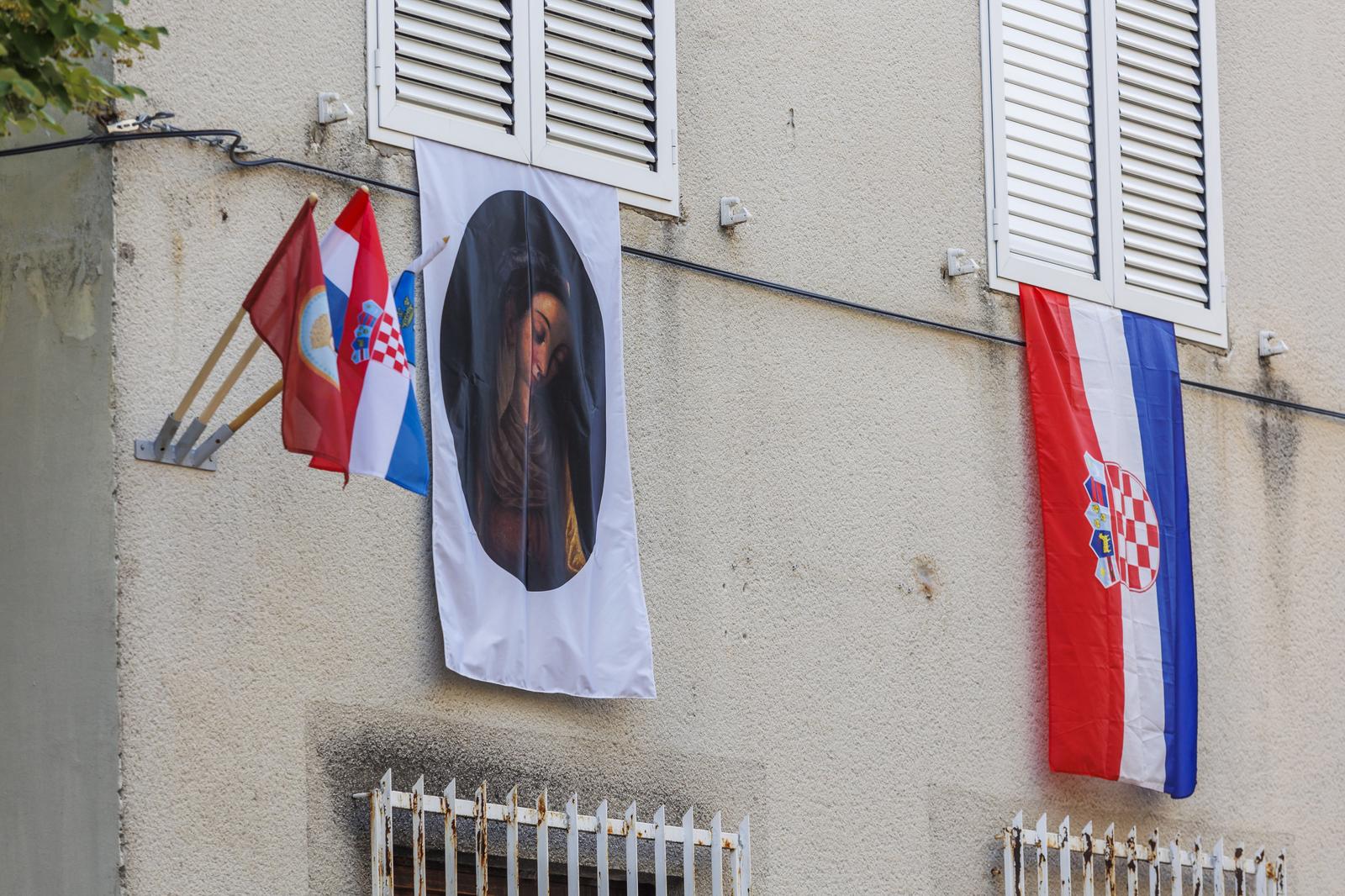 15.08.2022., Sinj - Nakon pandemije koronavirusa ove godine u centru Sinja na blagdan Velike Gospe vladaju guzve i susur.   Photo: Miroslav Lelas/PIXSELL