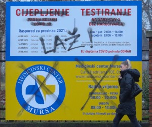 15.12.2021., Osijek - Nasuprot ulaza u KBC Osijek a uz mjesto testiranja na COVID-19, presaran je plakat koji upucuje gradjane o mjestu i vremenu cijepljenja i testiranja. Photo: Dubravka Petric/PIXSELL