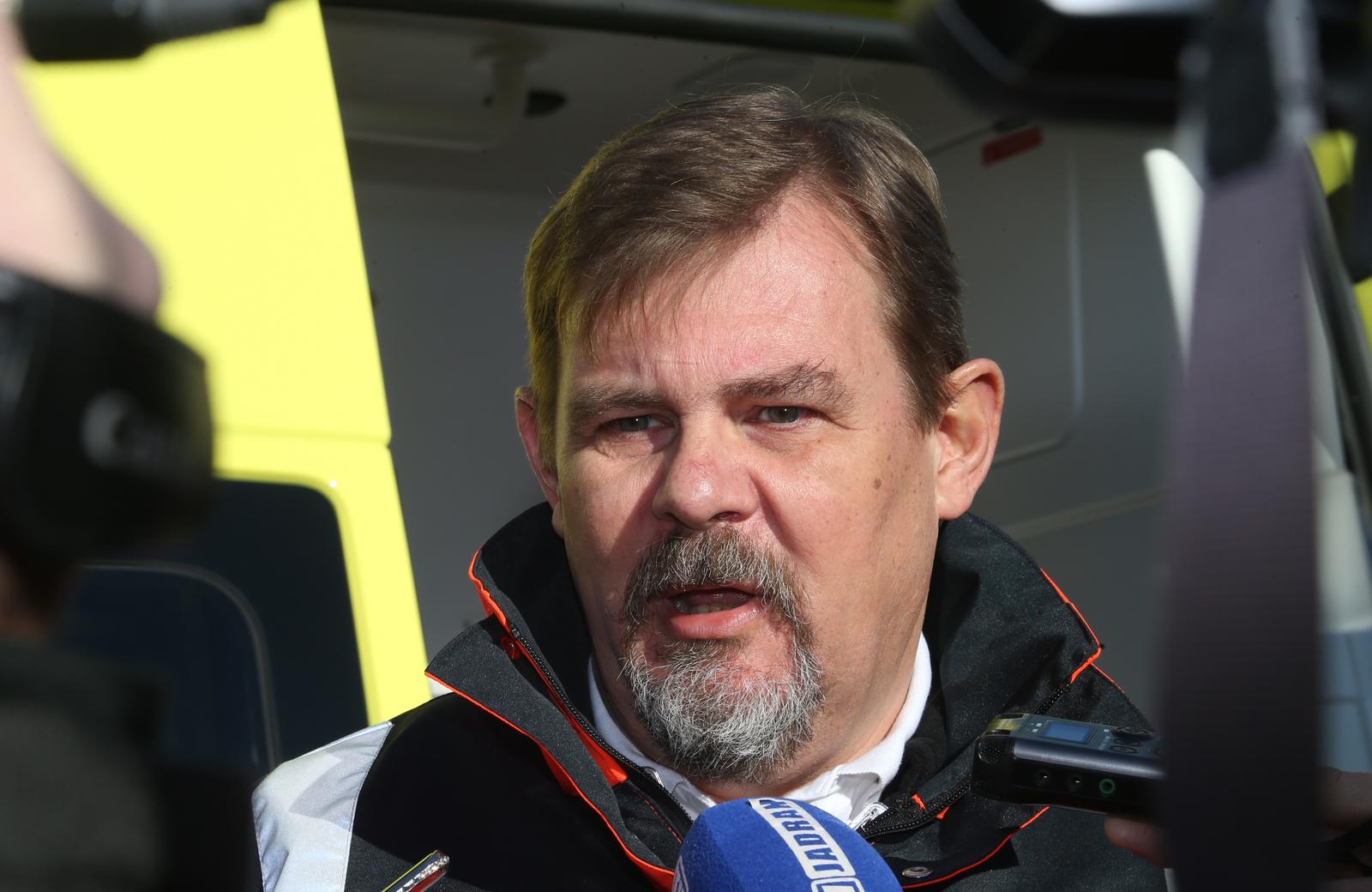 Split: Župan Blaženko Boban uručio ključeve šest novih vozila hitne pomoći 16.01.2019.,Split-Zupan Blazenko Boban urucio ravnatelju zupanijske hitne pomoci Leu Lueticu kljuceve sest novih vozila.rPhoto: Ivo Cagalj/PIXSELL