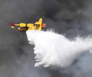 16.08.2022., Vrpolje - Veliki pozar u Vrpolju kod Sibenika uz kopnene snage gase i cetri kanadera.

 Photo: Hrvoje Jelavic/PIXSELL