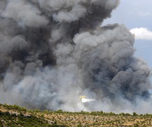 16.08.2022., Vrpolje - Veliki pozar u Vrpolju kod Sibenika uz kopnene snage gase i cetri kanadera.

 Photo: Hrvoje Jelavic/PIXSELL