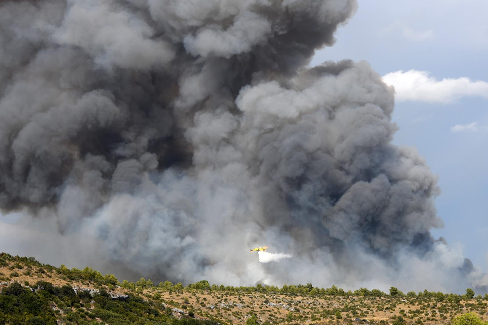 16.08.2022., Vrpolje - Veliki pozar u Vrpolju kod Sibenika uz kopnene snage gase i cetri kanadera.

 Photo: Hrvoje Jelavic/PIXSELL