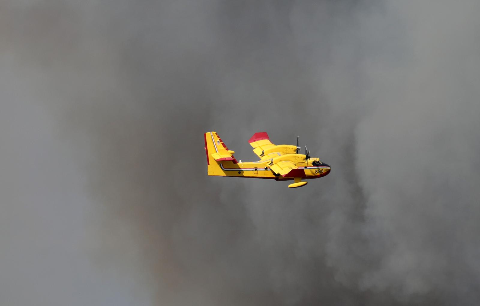16.08.2022., Vrpolje - Veliki pozar u Vrpolju kod Sibenika uz kopnene snage gase i cetri kanadera.

 Photo: Dusko Jaramaz/PIXSELL