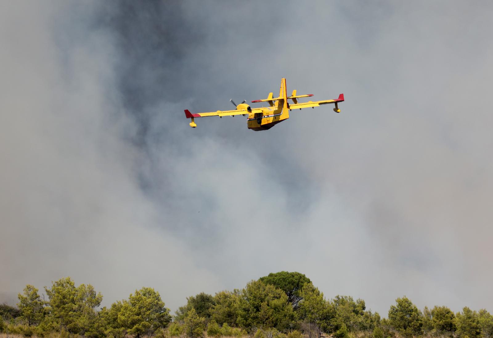 16.08.2022., Vrpolje - Veliki pozar u Vrpolju kod Sibenika uz kopnene snage gase i cetri kanadera.

 Photo: Dusko Jaramaz/PIXSELL