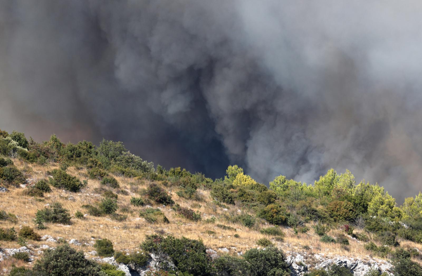 16.08.2022., Vrpolje - Veliki pozar u Vrpolju kod Sibenika uz kopnene snage gase i cetri kanadera.

 Photo: Dusko Jaramaz/PIXSELL