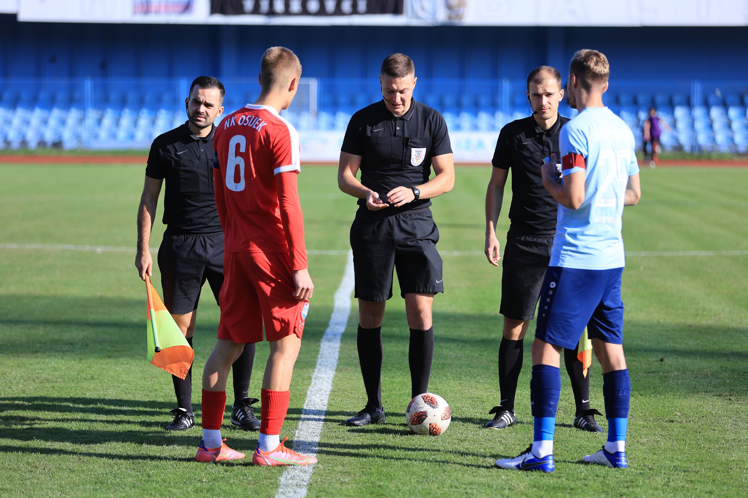16.10.2021., stadion Cibalia, Vinkovci - Druga HNL, 9. kolo, HNK Cibalia - NK Osijek II. Miro Bakula, sudac Ante Culina, Marijan Orsolic Photo: Davor Javorovic/PIXSELL