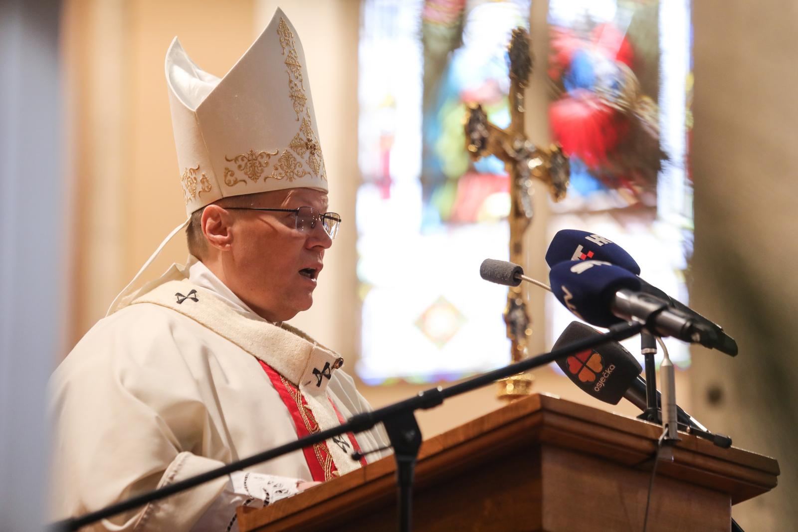 17.04.2022., Osijek - Sredisnje uskrsno euharistijsko slavlje u konkatedrali sv. Petra i Pavla u Osijeku predvodio je nadbiskup Djuro Hranic.  Photo: Dubravka Petric/PIXSELL