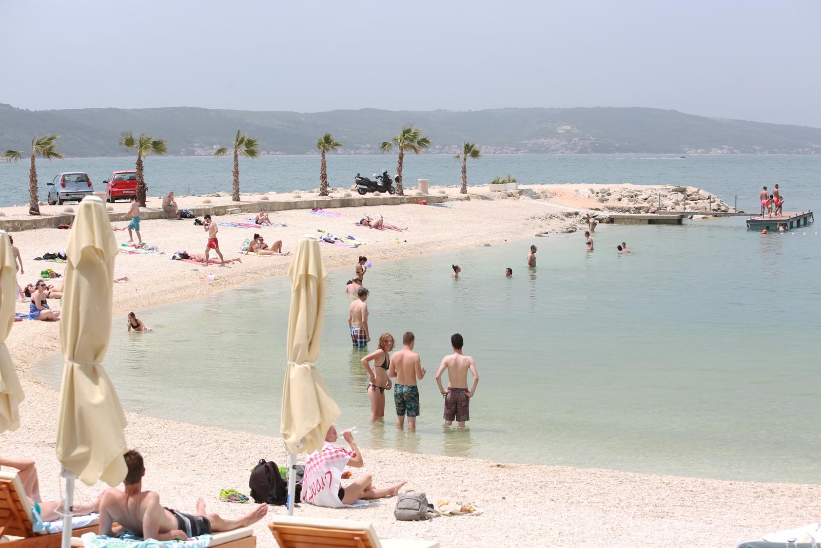 17.06.2016., Split - Turisti potrazili osvjezenje od vrucine na plazi Kasuni. rPhoto: Miranda Cikotic/PIXSELL