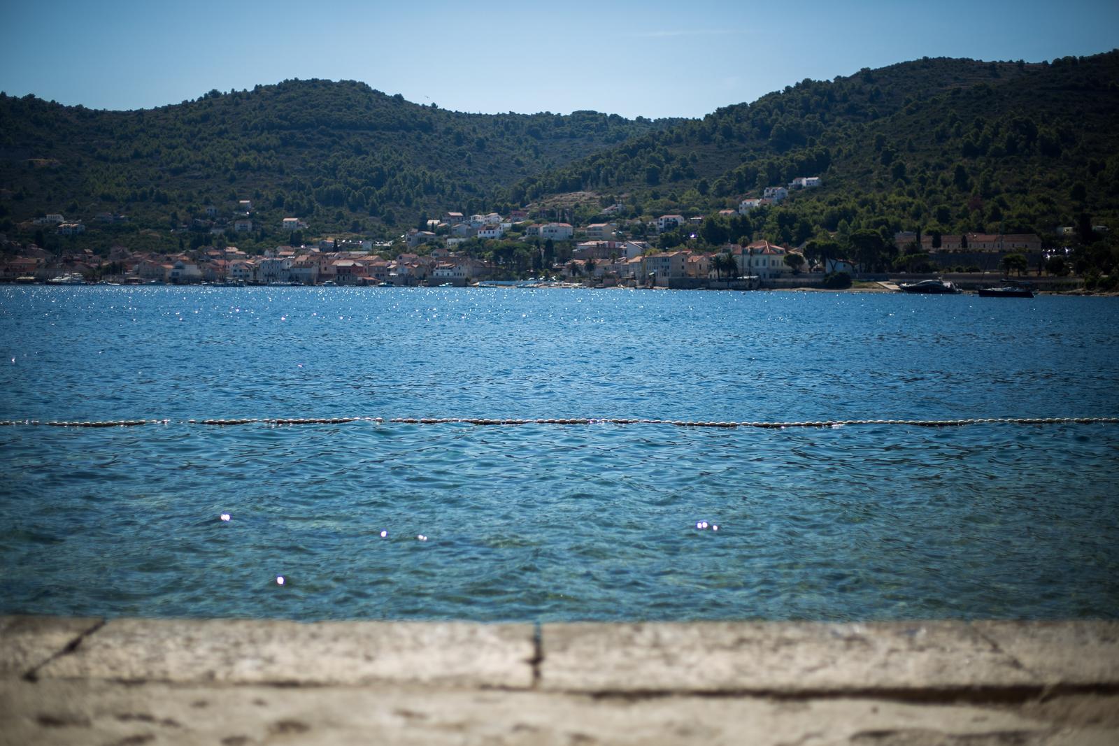 17.08.2019., Vis - Gradska plaza Prirovo sljuncana je plaza i nalazi se na poluotocicu Prirovu. More je cisto i bistro. Photo: Filip Kos/PIXSELL