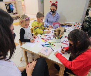 17.12.2020., Zagreb - Studentska sekcija za pedijatriju Medicinskog fakulteta u Zagrebu tradicionalno prikuplja bozicne darove za djecu u bolnicama. Ove joj se godine u tome pridruzio Djecji vrtic Cigra, gdje su djeca pomagala u pakiranju darova i pripremanju cestitki za vrsnjake u Klinickom bolnickom centru Zagreb. Za djecu koja se lijece u KBC-u Zagreb, prikupljeno je stotinjak darova. Studenti medicine vjeruju kako je zbog aktualne pandemije i dodatne razdvojenosti hospitalizirane djece od obitelji, toj djeci izuzetno vazno uljepsati nadolazece blagdane. U skladu s epidemioloskim pravilima i preporukama darovi ce nakon dolaska u bolnicu nekoliko dana biti u karanteni.rPhoto: Tomislav Miletic/PIXSELL