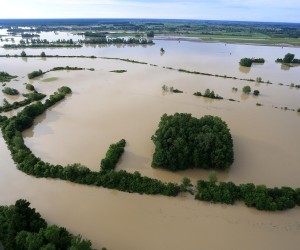 18.05.2014., Gunja, Racinovaci, Rajevo Selo - Probijeni nasipi preplavili najistocniji dio Vukovarsko-srijemske zupanije. Gunja je odsjecena, u nju se moze uci jedino camcima i vojnim vozilima. Voda se popela do krovova kuca. "nPhoto: Davor Javorovic/PIXSELL