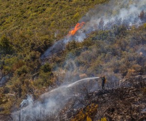 18.08.2022., Kastela  - Pozar na brdu Trecanica.
Nakon prolaska Vlaka, na nekoliko mjesta planuo je pozar koji se brzo prosirio te su aktivirana 4 kanadera te 90 vatrogasaca. 
 Photo: Zvonimir Barisin/PIXSELL