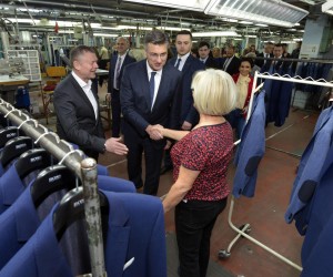 20.02.2019., Varazdin - Predsjednik Vlade Andrej Plenkovic poceo je posjet Varazdinu obilaskom tekstilne tvrtke Varteks te sastankom s Upravom drustva na cijem je celu odnedavno hrvatski poduzetnik i investitor Nenad Bakic. rrPhoto: Marko Jurinec/PIXSELL