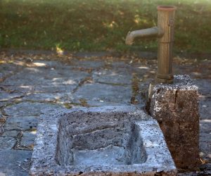 20.07.2022., Rakovica - Zbog naglog pada razine vode u vodospremi Lisini, iz koje se opskrbljuje rakovicki vodovod, nacelnik opcine Mihovil Bicanic donio je u utorak odluku o redukciji vode. Vatrogasci DVD-a Rakovica svakodnevno cisternama dovoze vodu iz vodocrpilista Slunjcica iz Slunja u vodospremu Lisina kako bi mjestani imali vodu. Photo: Kristina Stedul Fabac/PIXSELL