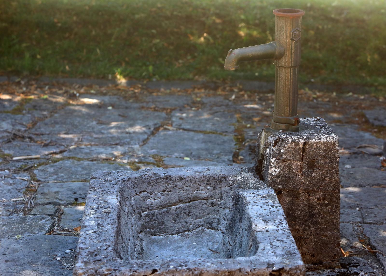 20.07.2022., Rakovica - Zbog naglog pada razine vode u vodospremi Lisini, iz koje se opskrbljuje rakovicki vodovod, nacelnik opcine Mihovil Bicanic donio je u utorak odluku o redukciji vode. Vatrogasci DVD-a Rakovica svakodnevno cisternama dovoze vodu iz vodocrpilista Slunjcica iz Slunja u vodospremu Lisina kako bi mjestani imali vodu. Photo: Kristina Stedul Fabac/PIXSELL