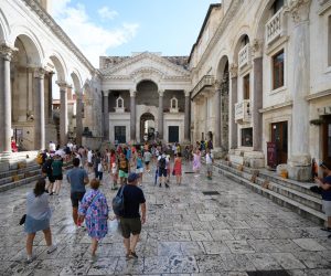 20.08.2022., Split - Ljetni pljusak u Splitu iznenadio je turiste, ali cim je kisa prestala turisti su se vratili na ulice grada. Photo: Davor Puklavec/PIXSELL