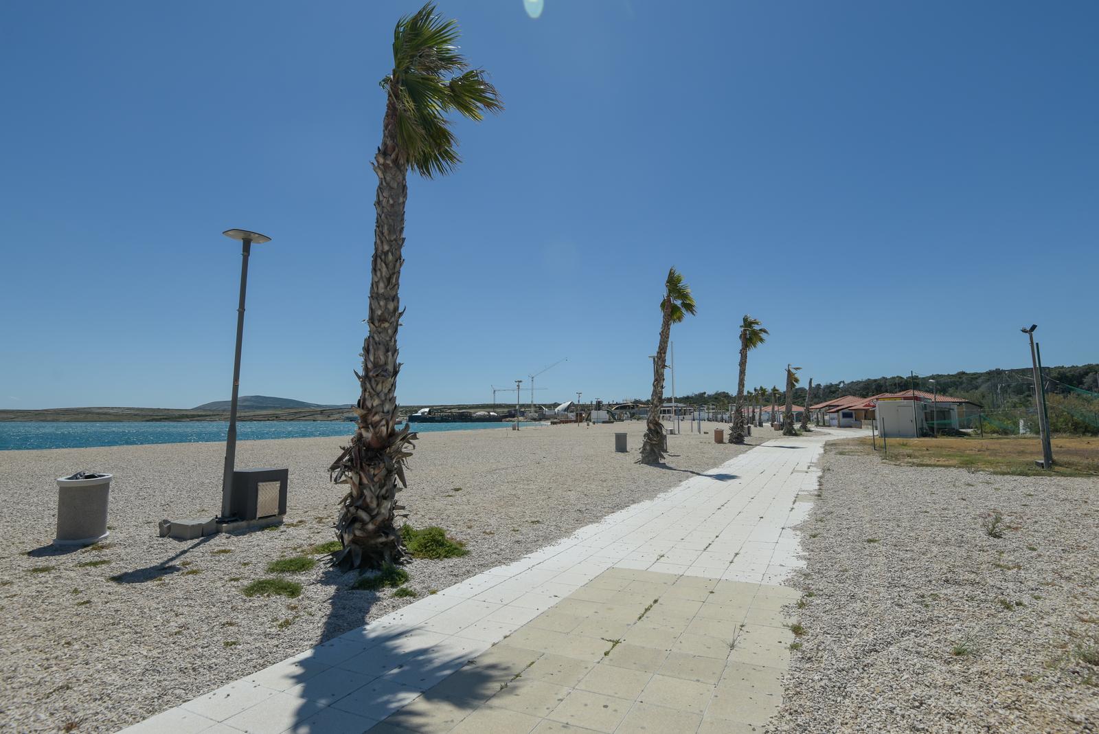 21.05.2020.,  Novalja - Zrce, jedna od najpoznatijih plaza na Jadranu i simbola ljetne zabave trenutno je u zapustenom i derutnom izdanju. Photo: Dino Stanin/PIXSELL