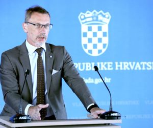 21.07.2022., Zagreb - Predsjednik Vlade Andrej Plenkovic predsjedao je 16. sjednicom Nacionalnog vijeca za uvodjenje eura kao sluzbene valute u Republici Hrvatskoj. Izjavu za medije nakon sjednice dao je guverner Boris Vujcic.
  Photo: Patrik Macek/PIXSELL