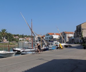 21.08.2013., Vrboska - Najmanji gradic na otoku Hvaru, koji potjece iz 15 stoljeca a cesto nazivan Mala Venecija zbog brojnih malih mostova. Mjesto zivi od turizma a najvazniji gospodarski objekt je ACI marina Vrboska.rPhoto: Dalibor Urukalovic/PIXSELL