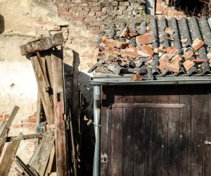 20.12.2021., Petrinja - Blizi se godinu dana kako je snazan potres zadesio stanovnike Petrinje i okolnih sela (29.12.2020). Danas je obnova u punom jeku ali stanovnici nisu zadovoljni jer se uglavnom rusi a malo toga se sanira. Srediste grada je i dalje sablasno prazno. Tek pokoji stroj ili radnik moze se uociti na pojedinoj lokaciji u centru grada dok je broj otvorenih lokala usluznih djelatnosti sveden na minimum. Photo: Sanjin Strukic/PIXSELL