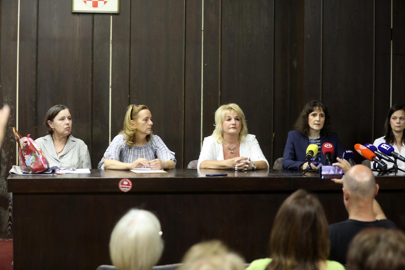 22.08.2022., Rijeka - Konferencija za medije, o recentnim dogadjajima i stanju na Klinici za onkologijui radioterapiju, tri djelatnice KBC-a Rijeka koje su dobile otkaz ugovora o radu.  Bivsa predstojnica klinike za onkologiju Ingrid Belac Lovasic, bivsa  glavna sestra Vlasta Predovan i medicinska sestra Dinka Milinkovic. Uz njih na konferenciji sindikalistica Radmila Cahut.

 Photo: Goran Kovacic/PIXSELL