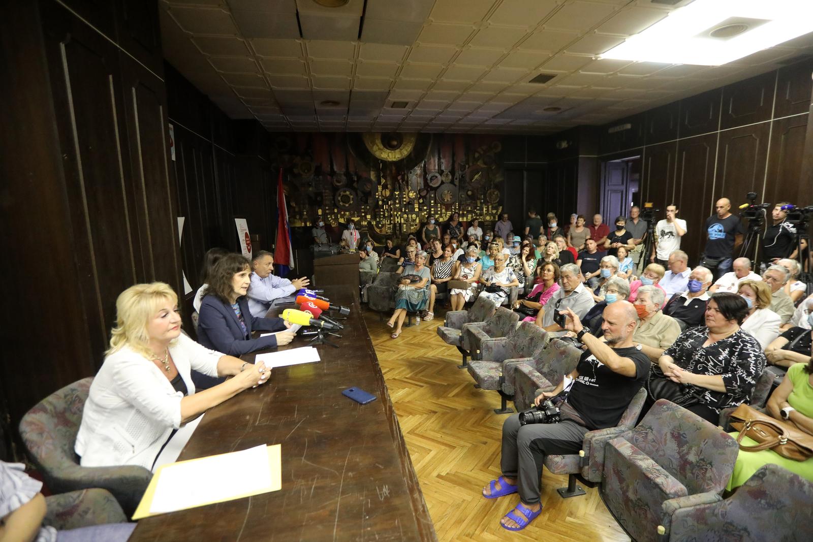22.08.2022., Rijeka - Konferencija za medije, o recentnim dogadjajima i stanju na Klinici za onkologijui radioterapiju, tri djelatnice KBC-a Rijeka koje su dobile otkaz ugovora o radu.  Bivsa predstojnica klinike za onkologiju Ingrid Belac Lovasic, bivsa  glavna sestra Vlasta Predovan i medicinska sestra Dinka Milinkovic. Uz njih na konferenciji sindikalistica Radmila Cahut.

 Photo: Goran Kovacic/PIXSELL