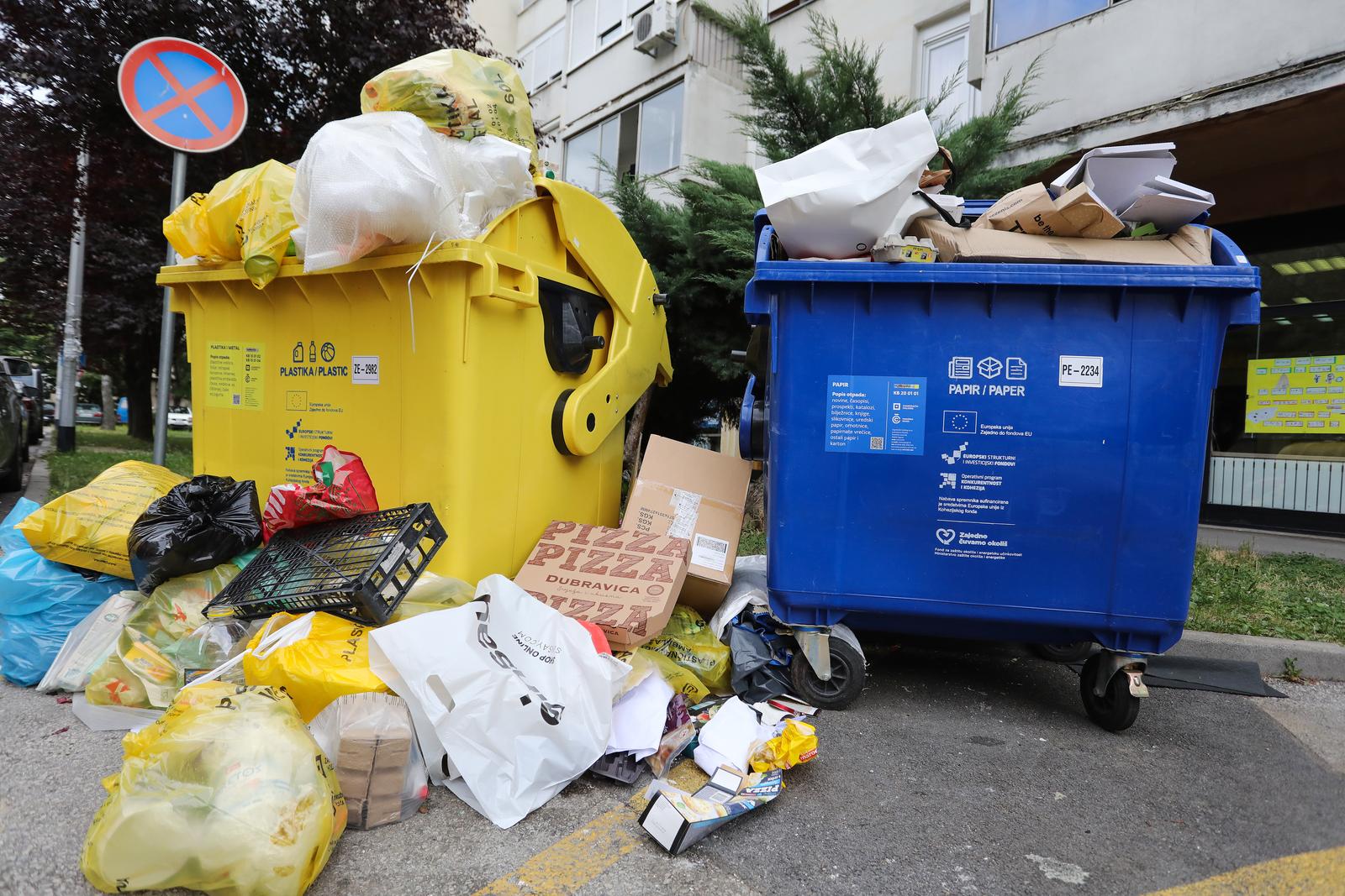 23.06.2022., Zagreb - Prepune kante smeca cekaju odvoz komunalaca u naselju Gajnice Photo: Emica Elvedji/PIXSELL