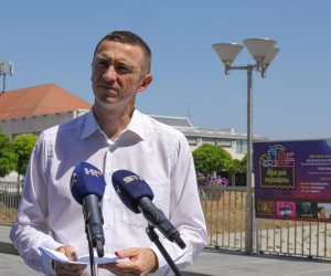 23.07.2022., Vukovar - Na Mostu Jean - Michaela Nicoliera u Vukovaru predsjednik Domovinskog pokreta, Ivan Penava, odrzao je konferenciju za medije na temu gospodarskih  i politickih aktualnosti.  Photo: Dubravka Petric/PIXSELL