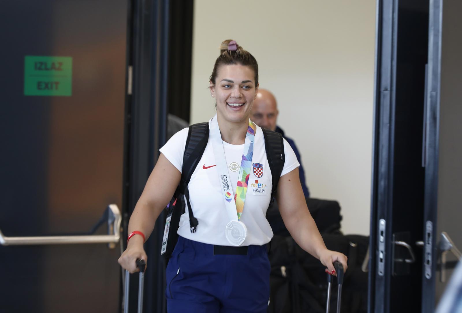 23.07.2022.,Zagreb - Najbolja hrvatska atleticarka Sandra Perkovic nakon sto je osvojila srebrnu medalju u bacanju diska na Svjetskom prvenstvu u americkom Eugeneu vratila se u Zagreb Photo: Jurica Galoic/PIXSELL