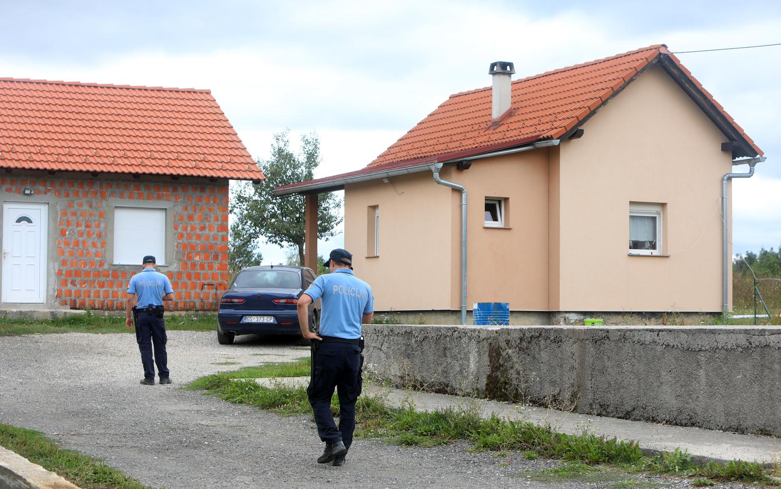 23.08.2022., Gospic - U ponedjeljak kasno poslijepodne u naselju Jasikovac 36-godisnji muskarac je nozem visestruko ranio suprugu (27) i njenog prijatelja (21). Photo: Kristina Stedul Fabac/PIXSELL