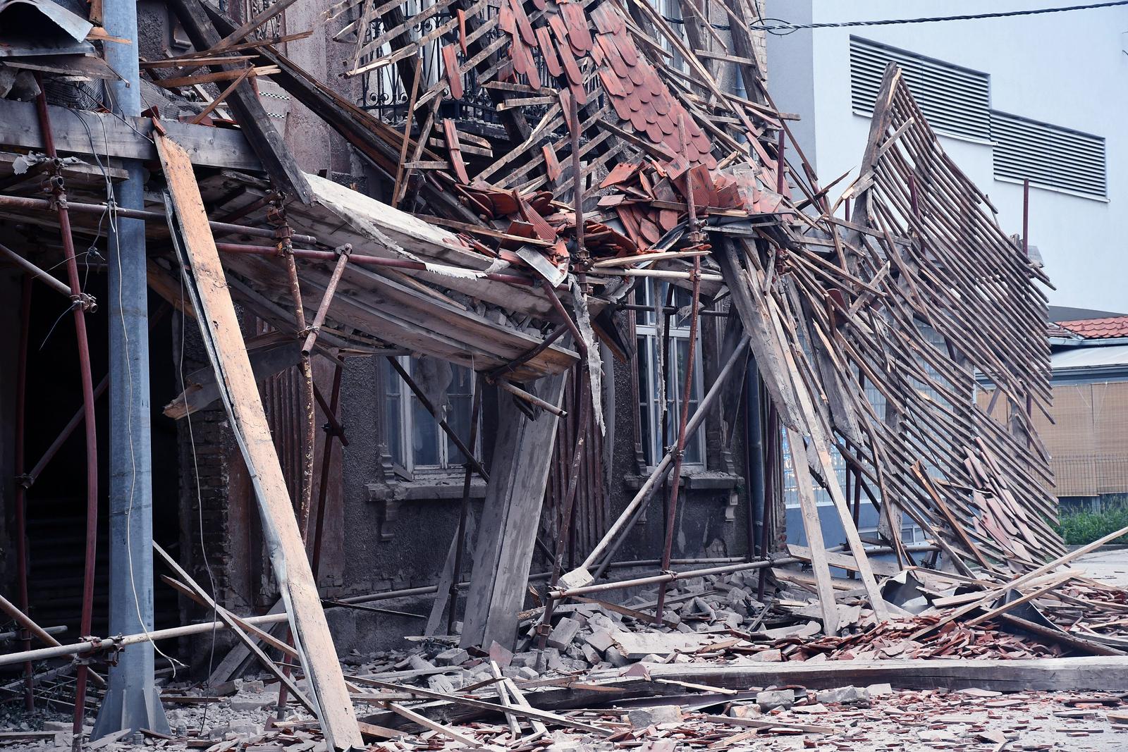 24.08.2022.,Sisak - Jutros oko 5,15 sati srusila se kuca u Frankopanskoj ulici koja je ostecena u potresu. Srecom nitko nije nastradao prilikom urusavanja. Ocevid je u tijeku, a nakon toga ce uslijediti uklanjanje ostataka kuce. Photo: Nikola Cutuk/PIXSELL