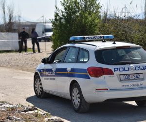 25.03.2022., Ploce - Policijski ocevid u pored deponija gdje je pronadjeno tijelo ubijenog muskarca. Photo: Matko Begovic/PIXSELL