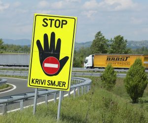 25.04.2017., Bregana - Tegljaci cekaju u koloni za prijelaz slovenske granice. r"nPhoto: Tomislav Miletic/PIXSELL
