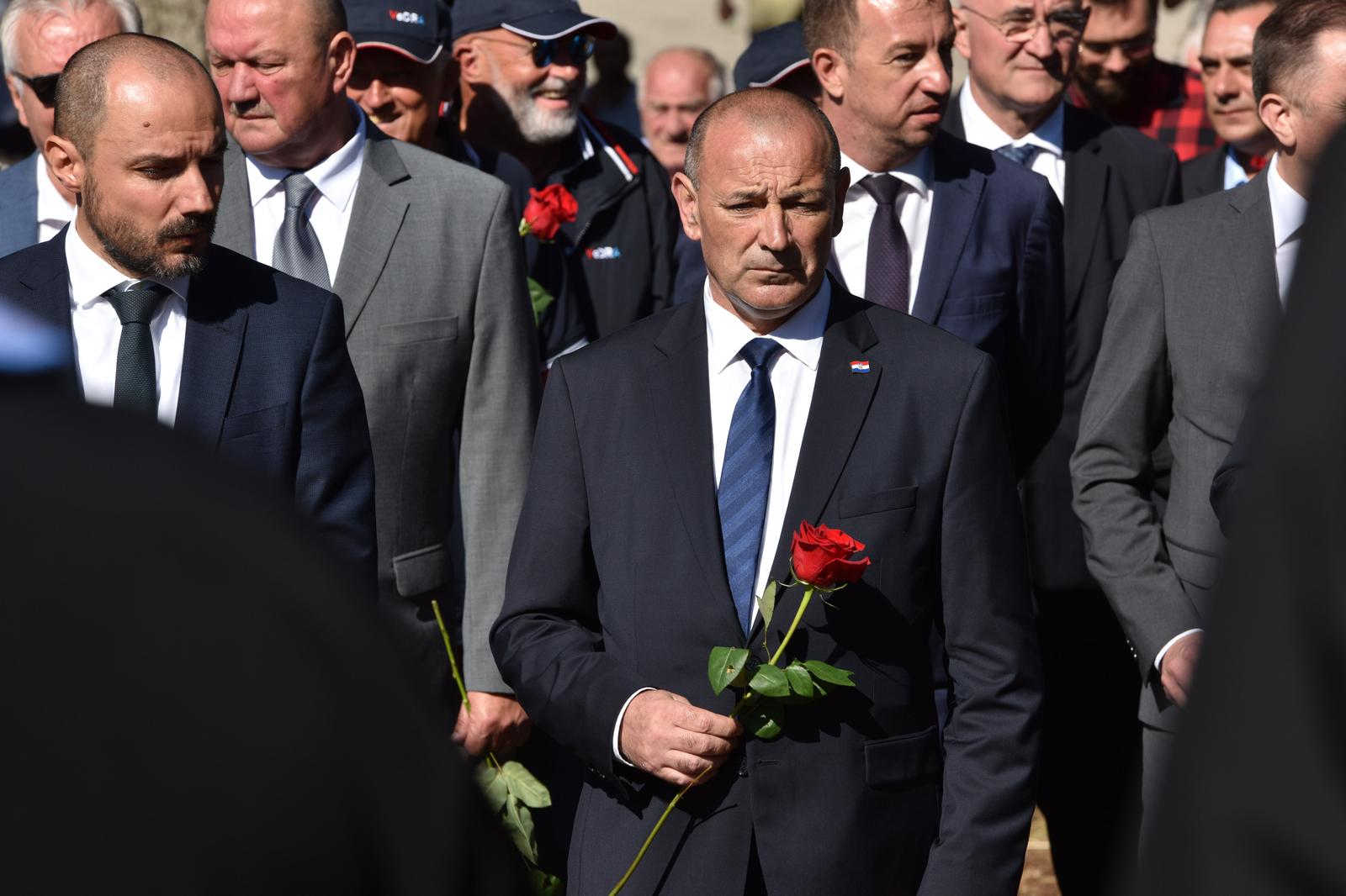 25.08.2020., Plavno - U organizaciji Srpskog narodnog vijeca u Plavnom i Gruborima organizirana komemoracija za civilne zrtve rata ubijene nakon Vojno-redarstvana akcije Oluja. Potpredsjednik Vlade za drustvene djelatnosti i ljudska prava Boris Milosevic, potpredsjednik Vlade i ministar branitelja Tomo MedvedrPhoto: Hrvoje Jelavic/PIXSELL