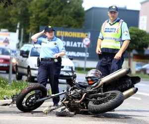 25.08.2020., Karlovac - U sudaru kamiona i motocikla koja se jutros oko 10,10 sati dogodila u ulici Ilovac od zadobivenih ozljeda naknadno je preminuo vozac motocikla. Policijski ocevid na jjestu nesrece.rPhoto: Kristina Stedul Fabac/PIXSELL