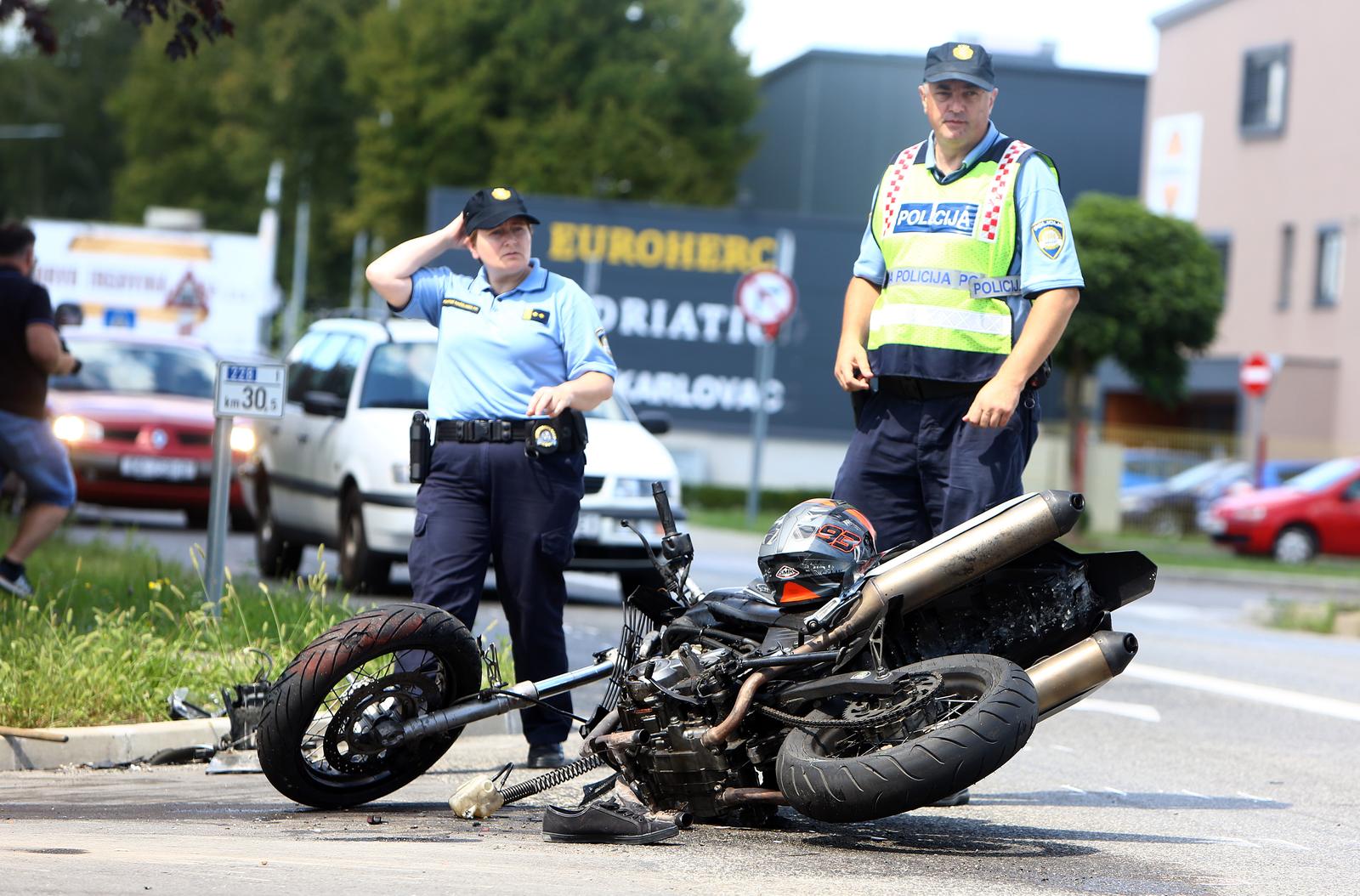 25.08.2020., Karlovac - U sudaru kamiona i motocikla koja se jutros oko 10,10 sati dogodila u ulici Ilovac od zadobivenih ozljeda naknadno je preminuo vozac motocikla. Policijski ocevid na jjestu nesrece.rPhoto: Kristina Stedul Fabac/PIXSELL