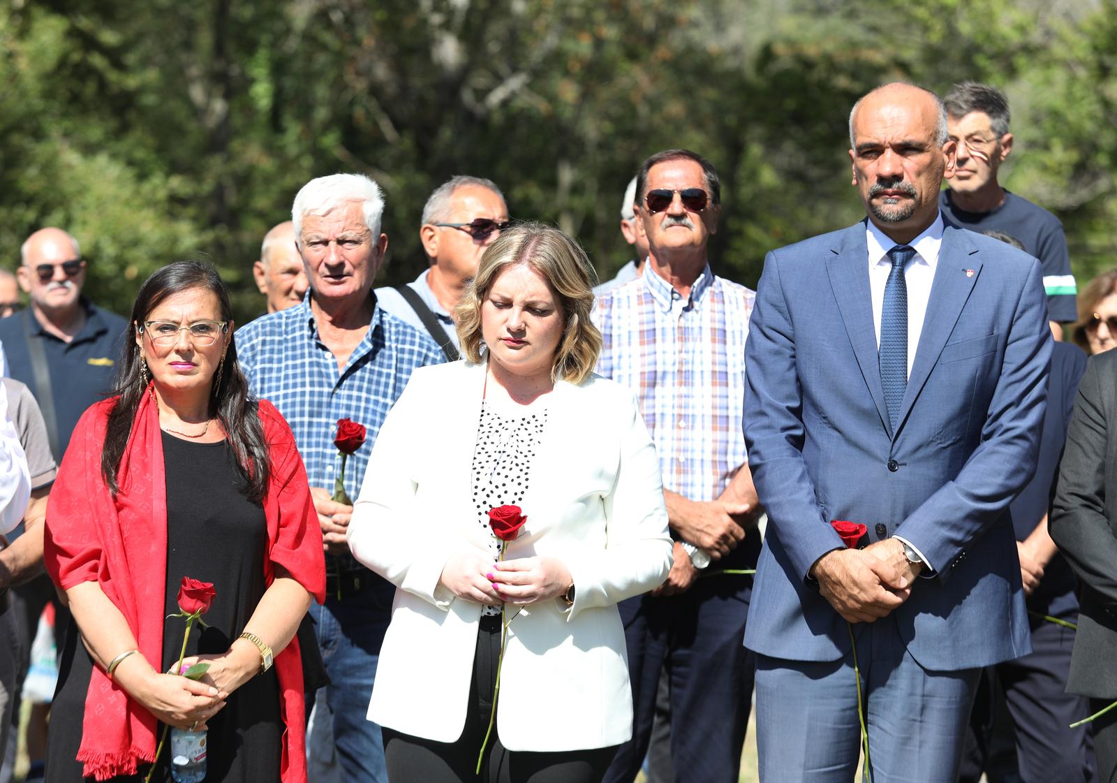 25.08.2022.,Plavno- U organizaciji Srpskog narodnog vijeca u Plavnom i Gruborima organizirana je komemoracija za civilne zrtve rata ubijene nakon Vojno-redarstvana akcije Oluja.Potpredsjednica Vlade RH Anja Simpraga te saborski zastupnik i predsjednik SNV-a Milorad Pupovac  obratili su se obiteljima zrtava, mjestanima i povratnicima na komemoraciji za civilne zrtve rata ubijene tijekom i nakon Vojno redarstvene operacije Oluja, u selu Plavnom i zaseoku Grubori, pored Knina. 
Photo: Dusko Jaramaz/PIXSELL Photo: Dusko Jaramaz/PIXSELL