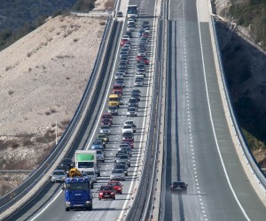Split: Građani usporili promet na autocesti Ravca-Vrgorac  kašnjenja izgradnje tunela Vrgorac - Drvenik 26.01.2019., Split - Prosvjed na autocesti Ravca -  Vrgorac zbog kasnjenja izgradnje tunela Vrgorac - Drvenik. Photo: Ivo Cagalj/PIXSELLr"n