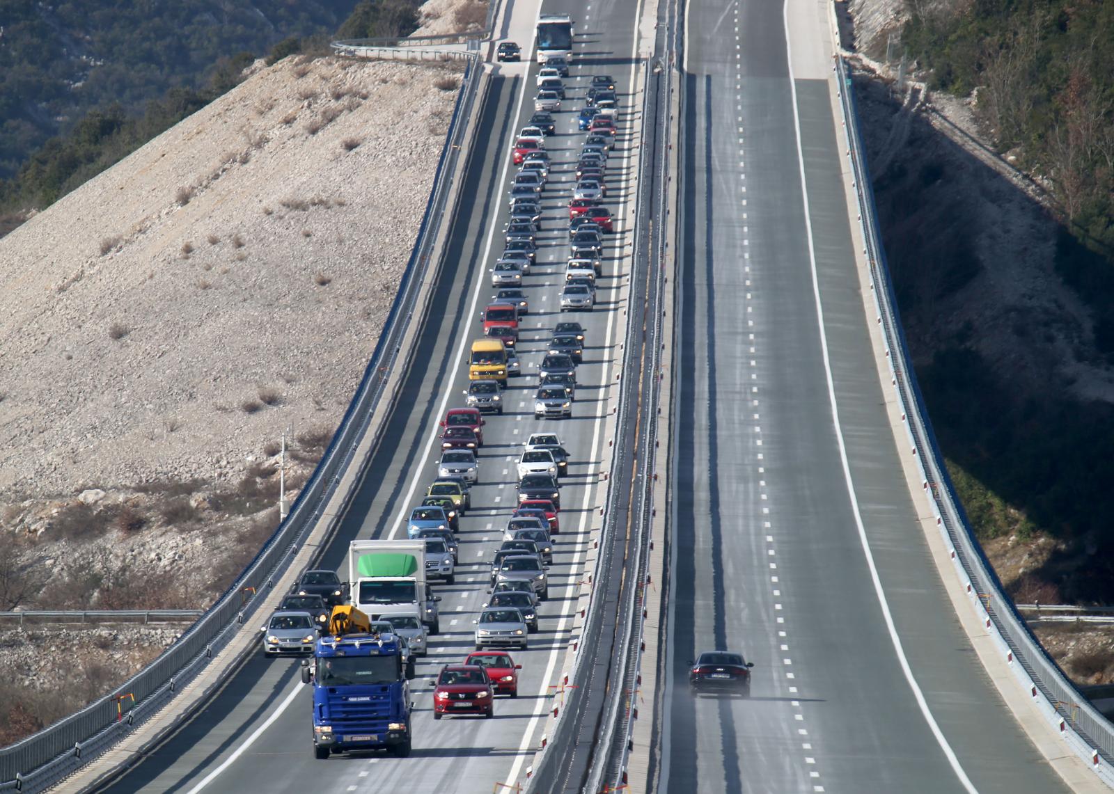 Split: Građani usporili promet na autocesti Ravca-Vrgorac  kašnjenja izgradnje tunela Vrgorac - Drvenik 26.01.2019., Split - Prosvjed na autocesti Ravca -  Vrgorac zbog kasnjenja izgradnje tunela Vrgorac - Drvenik. Photo: Ivo Cagalj/PIXSELLr"n