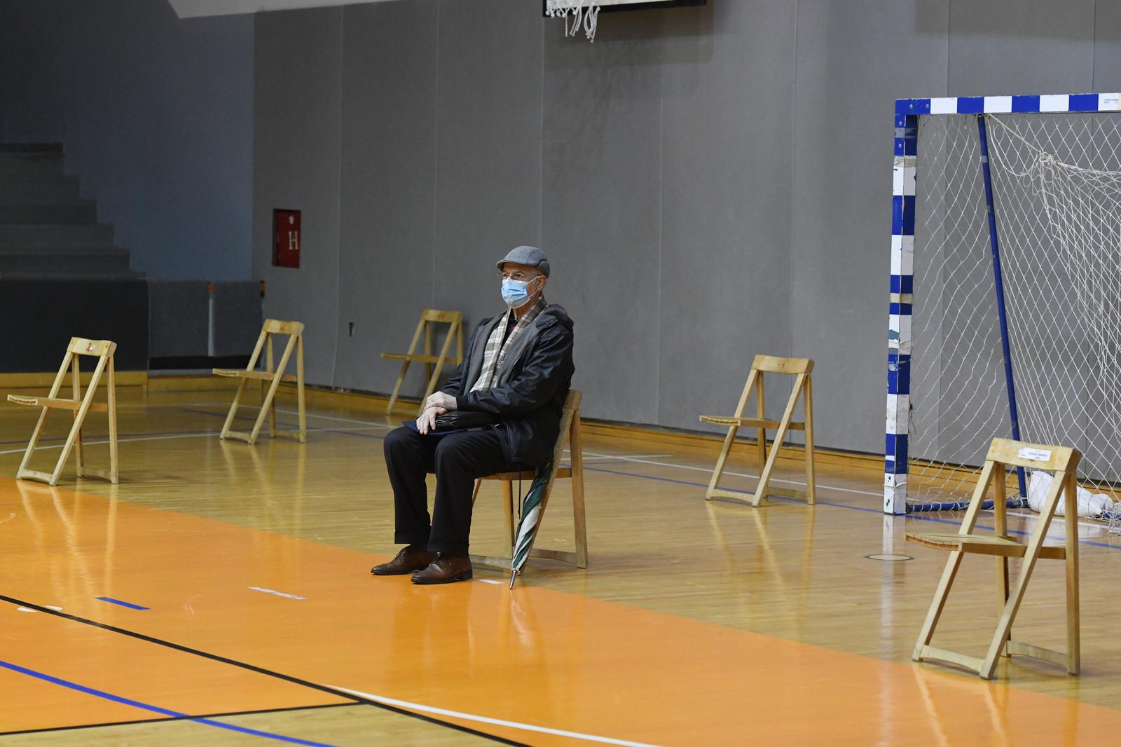 26.02.2022., Sibenik - Unatoc smanjenom interesu Zavod za javno zdrastvo Sibensko-kninske zupanije ostavljen je punkt za cijepljenje u sportskoj dvorani na Baldekinu.  Photo: Hrvoje Jelavic/PIXSELL