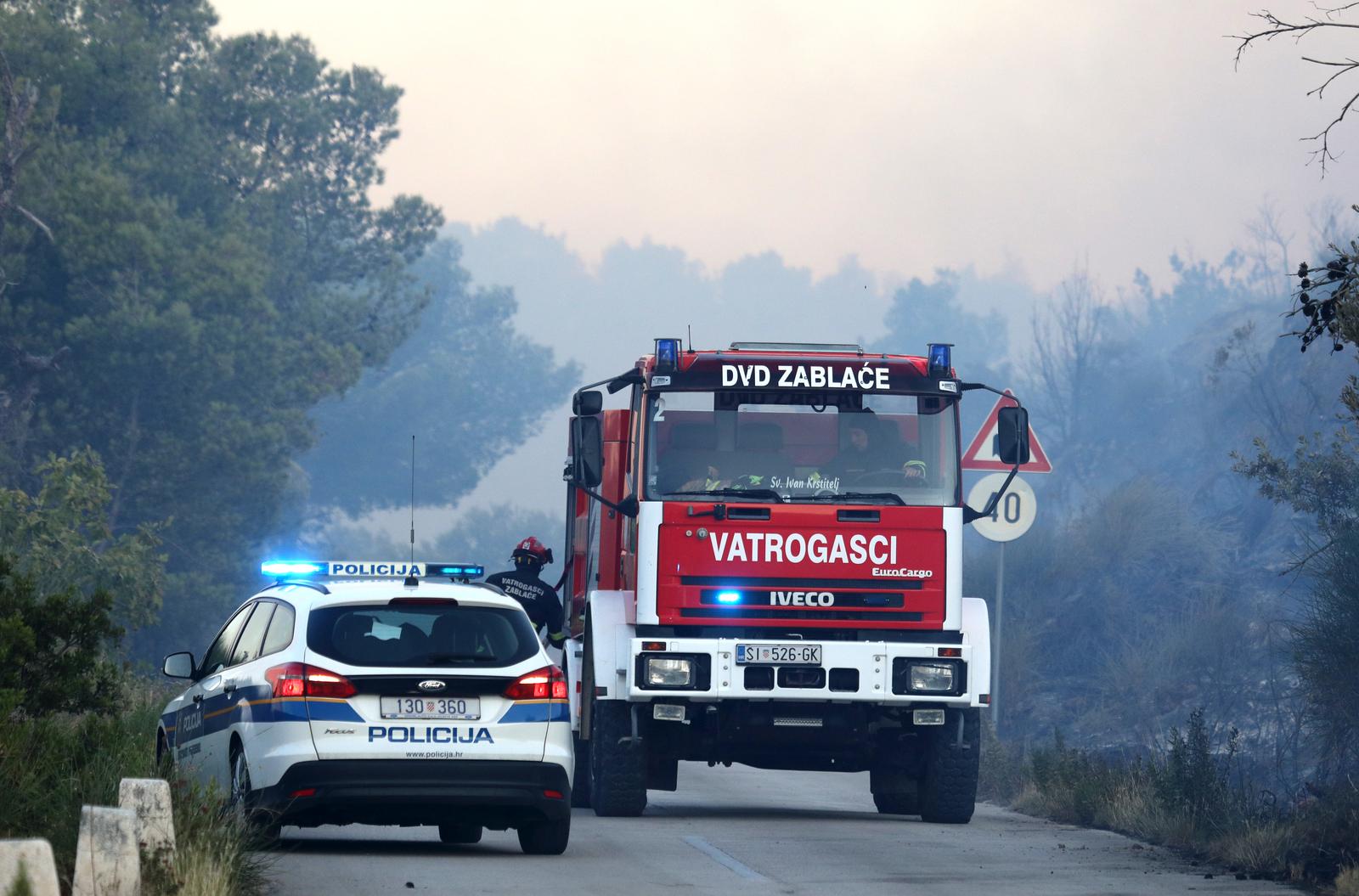 26.08.2021.,Zaboric-Vise pozara koji su se tijekom noci spojili u jedan veliki na podrucju izmedju Jadrtovca i Zaborića.59 vatrogasaca s 21 vozilom su na terenu a u pomoc su u svitanje dosla i dva kanadera. Pozar gase vatrogasci iz JVP Sibenik, JVP Vodice, DIP Sibenik, DVD-ovi: Brodarica, Grebastica, Sibenik, Zablace, Zaton, Bilice, Perkovic, Pirovac, Skradin, Rogoznica i Vodice.rPhoto: Dusko Jaramaz/PIXSELL