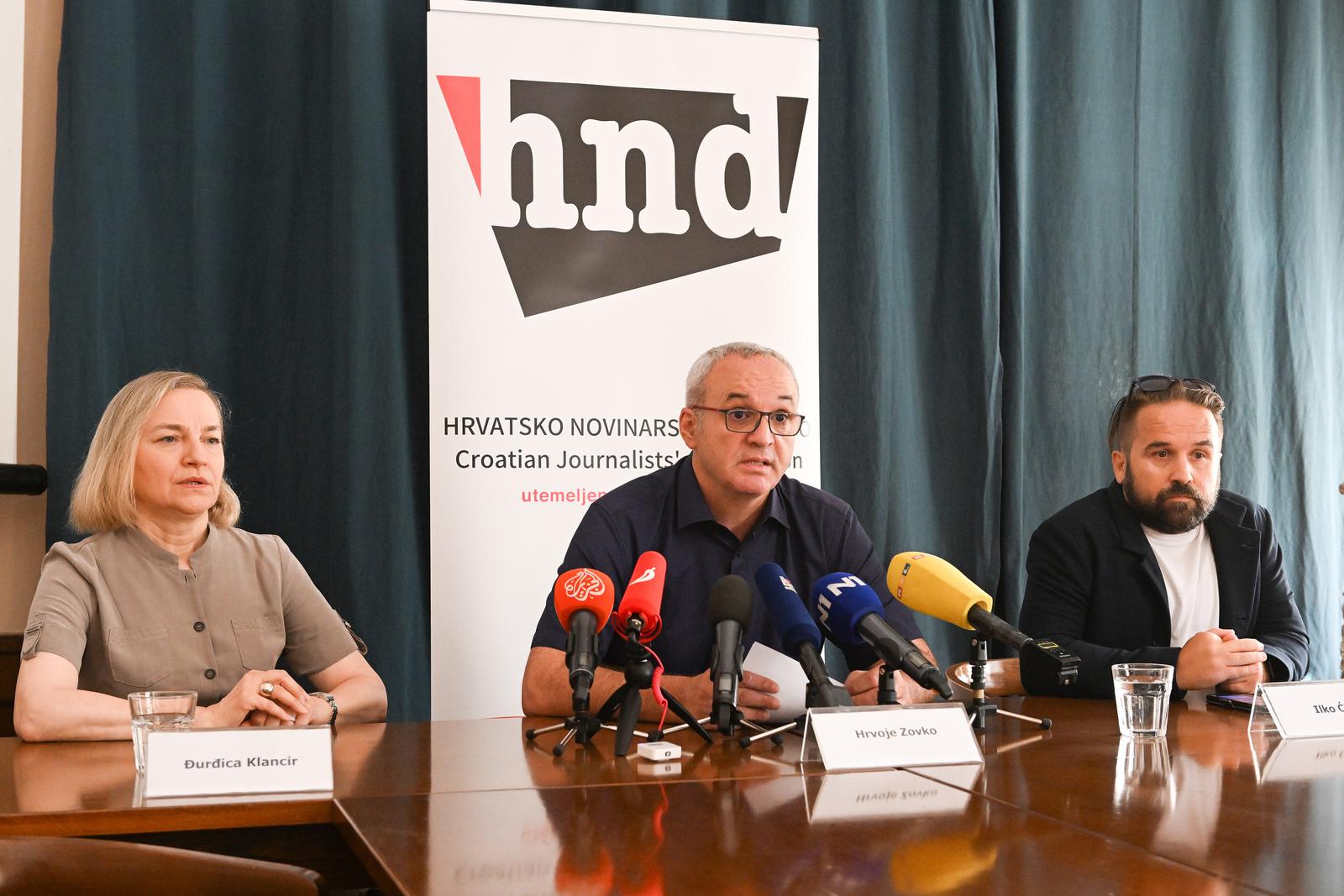 26.08.2022., Zagreb - U Hrvatskom novinarskom drustvu odrzana je konferencija za medije povodom rezultata rada povjerenstva koje je trebalo utvrditi je li bilo pogresaka i propusta u medicinskoj skrbi preminulog novinara Vladimira Matijanica.Na konferenciji su govorili Hrvoje Zovko predsjednik HND-a, Djurdjica Klancir novinarka portala Net.hr, te Ilko Cimic novinar portala index.hr. Hrvoje Zovko, Djurdjica Klancir, Ilko Cimic. Photo: Davorin Visnjic/PIXSELL