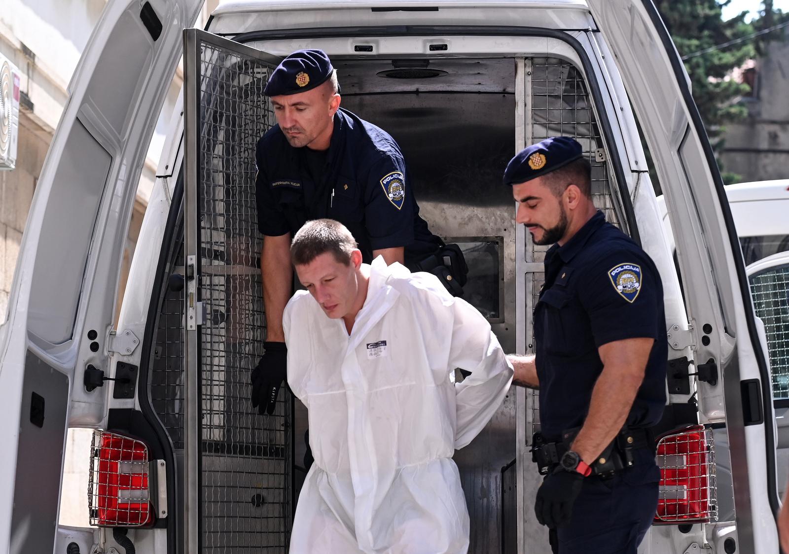 26.08.2022., Zadar - Privodjenje Duska Tanaskovica koji je osumnjiceni za likvidaciju Gorana Vlaovica jucer ispred kluba ‘Noa‘ na plazi Katarelac. Tanaskovic je doveden u Zupanijsko drzavno odvjetnistvo u Zadru uz osiguranje pripadnika interventne policije s dugim cijevima. Photo: Dino Stanin/PIXSELL