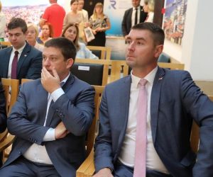 26.08.2022., Rijeka - Predsjednik Vlade RH Andrej Plenkovic u drustvu ministara Olega Butkovica i Davora Filipovica posjetio je Grad Rijeku gdje ga je primio gradonacelnik Marko Filipovic sa suradnicima. Nakon prijema uzvanici su nazocili potpisivanju ugovora za dvije nove grupe radova u sklopu projekta "Poboljsanje vodno-komunalne infrastrukture na podrucju aglomeracije Rijeka". Ugovor su potpisali direktor Vodovoda Andrej Marochini i direktor GP Krk Sanjin Puric
 Photo: Goran Kovacic/PIXSELL