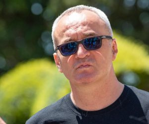 27.05.2021.,Pula - Na Forumu ispred Gradske palace u Puli odrzana je konferencija za medije na kojoj su govorili Hrvoje Zovko, predsjednik HND-a i Ema Tarabochia, glavna tajnica HND-a te novinari Glasa Istre. Tema konferencije bila je situacija u Glasu Istre i prosvjedno pismo novinara i novinarki Glasa Istre u kojem upozoravaju na neprihvatljivo ponasanje glavnog urednika Roberta Franka u kampanji za lokalne izbore. rPhoto: Srecko Niketic/PIXSELL