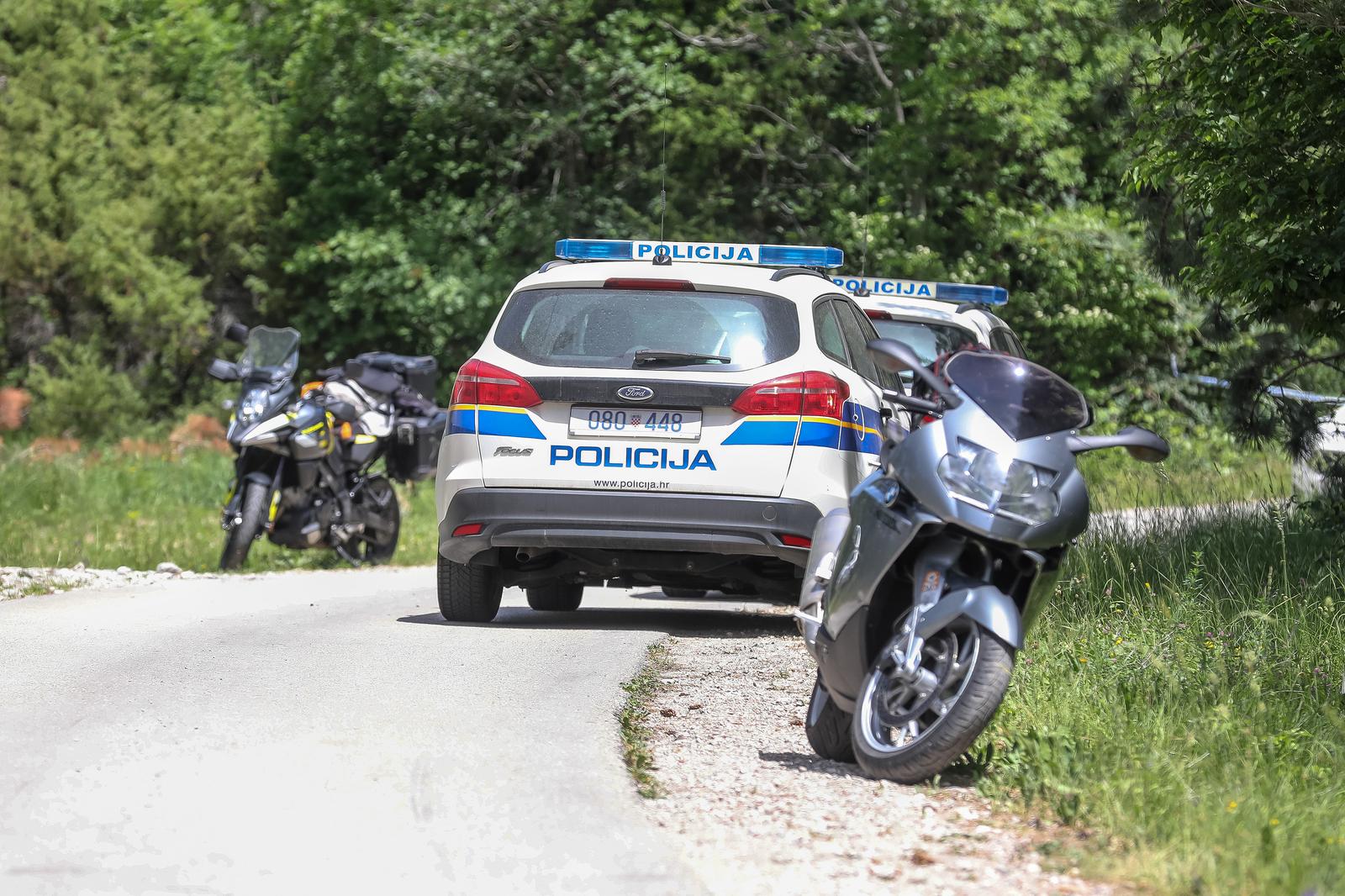27.05.2022..,Rocko polje  - 
Na nerazvrstanoj cesti Lanisce - Rocko polje oko 10 h dogodila se prometna nesreca, u kojoj je smrtno stradao vozac motocikla iz Austrije. Cesta je za vrijeme ocevida bila zatvorena za promet .
 Photo: Srecko Niketic/PIXSELL