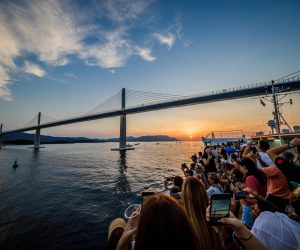 26.07.2022., Komarna - Atmosfera na trajetku "Hrvat" koji je vozio do Pelješkog mosta.  Jadrolinija je organizirala posebnu trajektnu liniju koja je docekala vatromet ispod mosta.  Photo: Zvonimir Barisin/PIXSELL Photo: Zvonimir Barisin/PIXSELL