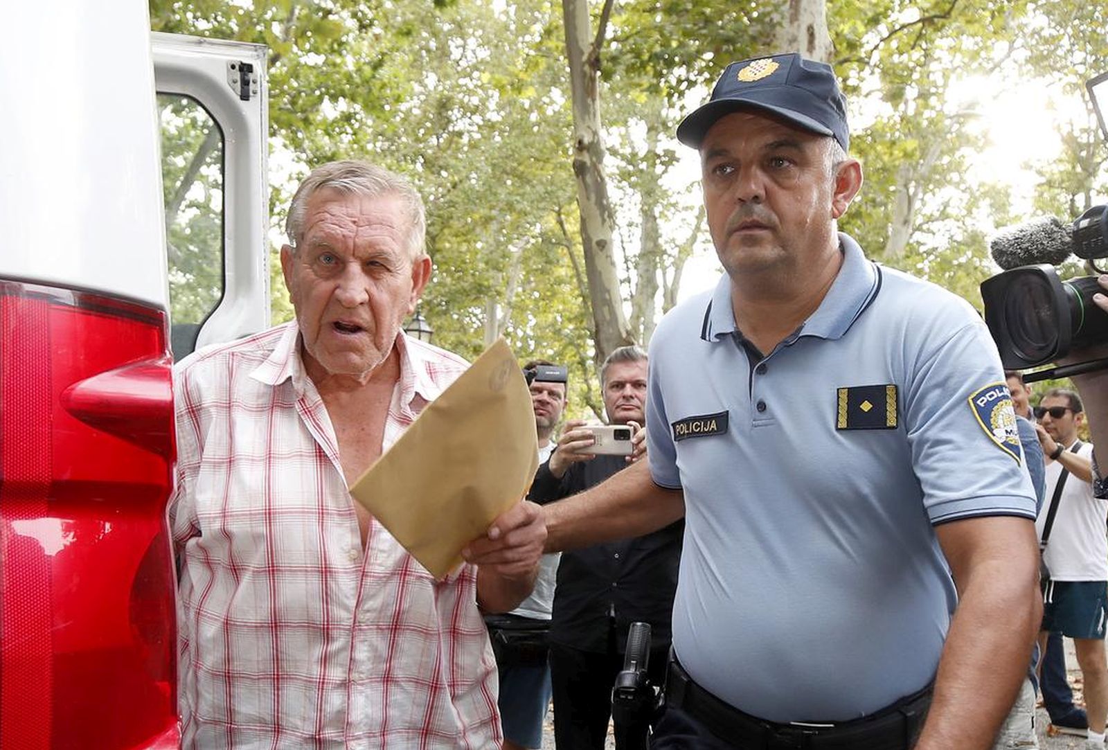 28.08.2022., Zagreb - Uhiceni u akciji policije i USKOK-a zbog sumnje u malverzacije s prirodnim plinom dolaze na Zupanijski sud. otac Josipa Skugora, Dane Skugor Photo: Slavko Midzor/PIXSELL