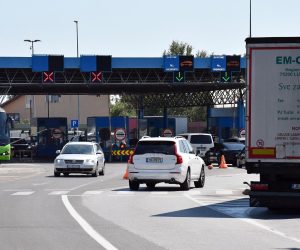 29.07.2022., Slavonski Brod - Pojacan promet putnickih i teretnih vozila na granicnom prijelazu s BiH u Slavonskom Brodu.
  Photo: Ivica Galovic/PIXSELL