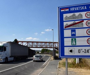 29.07.2022., Slavonski Brod - Pojacan promet putnickih i teretnih vozila na granicnom prijelazu s BiH u Slavonskom Brodu.
  Photo: Ivica Galovic/PIXSELL